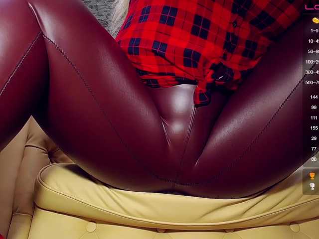 相片 AdelleQueen "♥kiss the floor piece of ****!♥ #bbw #bigboobs #mistress #latex #heels #gorgeous