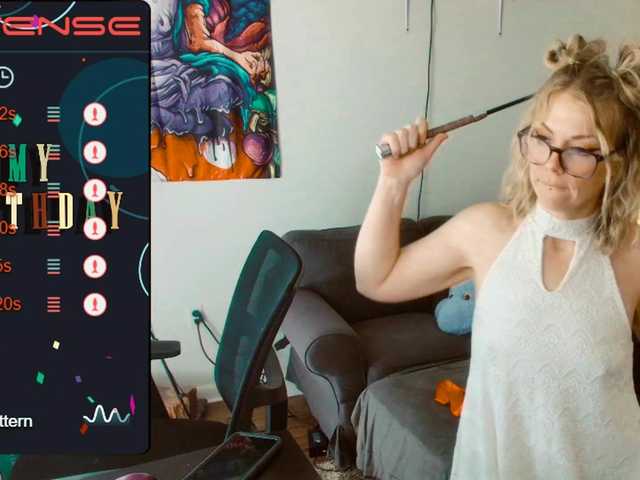 相片 Aliceliddell7 ITS MY BIRTHDAY TODAY! #lovense #squirt #bigass #young #cum#milf #blonde #small tits #young #naughty #lush #feet #smoke #glasses