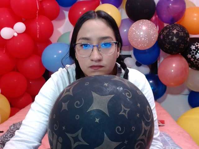 相片 Andreacute Hello guys welcome to my room, let's play with my balloons, I'm a looner, I have a hairy pussy, #balloons #bush #hairy #control lush or domi