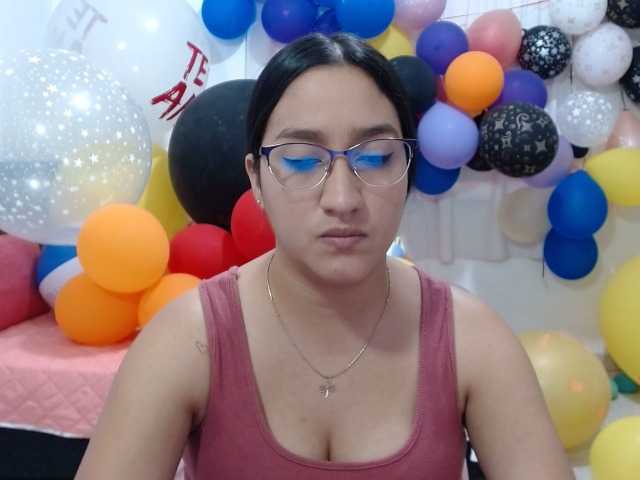 相片 Andreacute Hello guys welcome to my room, let's play with my balloons, I'm a looner, I have a hairy pussy, #balloons #bush #hairy #control lush or domi