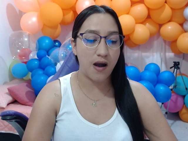 相片 Andreacute Hello guys welcome to my room, let's play with my balloons, I'm a looner, I have a hairy pussy, #balloons #bush #hairy #control lush or domi