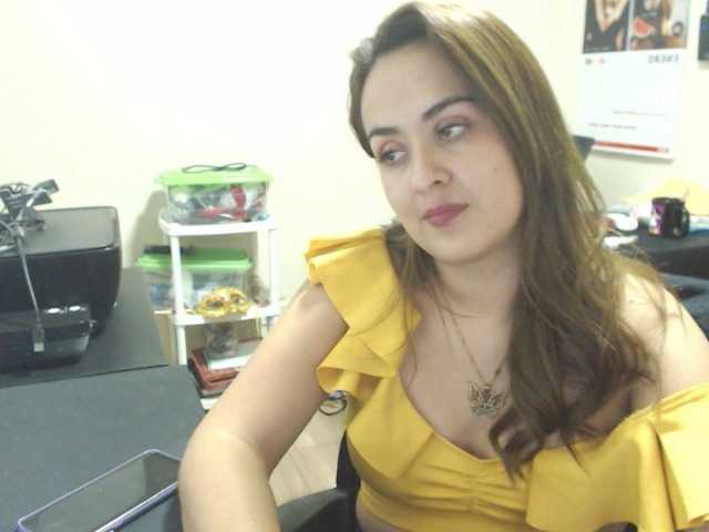 相片 ArianaMoore I am in the office shh #office #latina #lovense