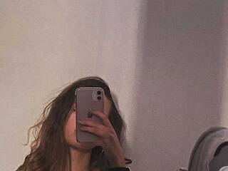 色情视频聊天 AriellaFerr00