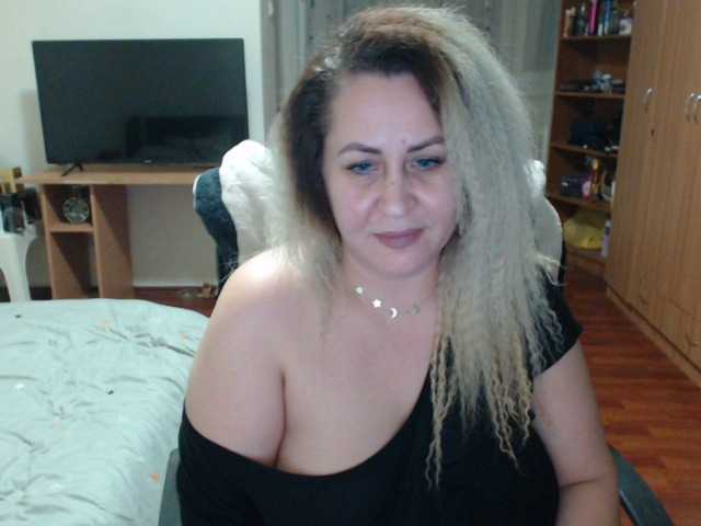 相片 BlondeElla 1000 tokens who want me and love me