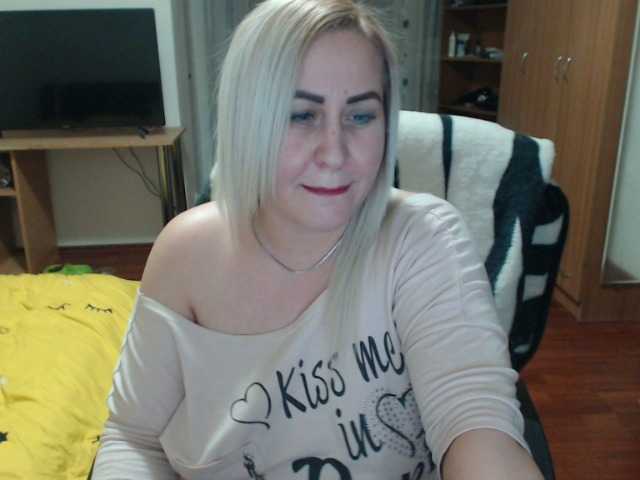 相片 BlondeElla 1000 tokens who want me and love me