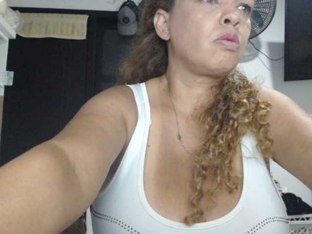 广播屏幕截图 BustyAngela