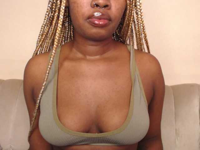 广播屏幕截图 Curvyblaire18