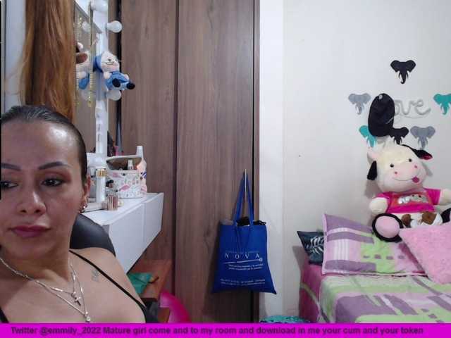 相片 emmily_castro hello come and play with me but with care I'm at home