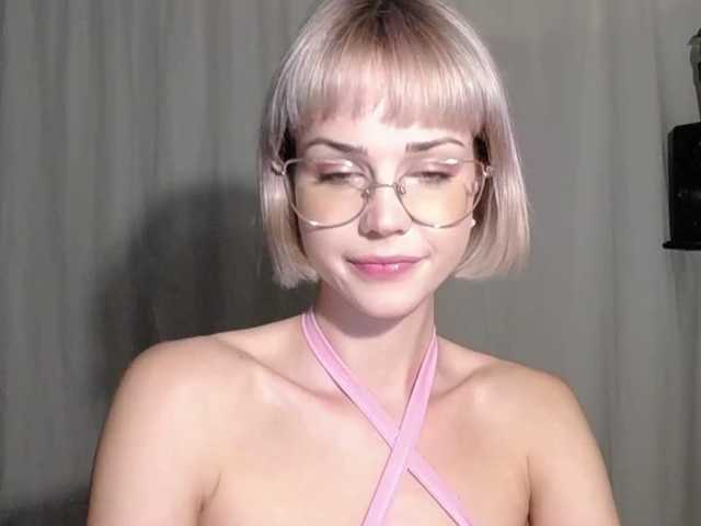 相片 lexieSpicy Sweet and yet dang naughty ;) #innocentface #sweet #petite #glasses #fetish #natural #shorthair #domina #teaser #cfmn #joi #cei #cbt #sph #cucktraining