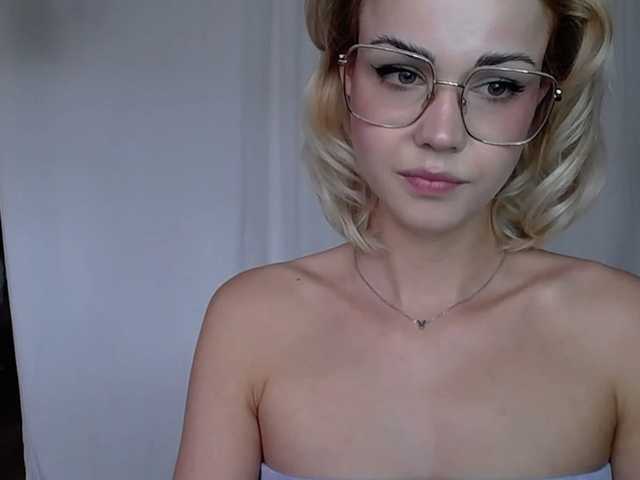 相片 lexieSpicy Sweet and yet dang naughty ;) #innocentface #sweet #petite #glasses #fetish #natural #shorthair #domina #teaser #cfmn #joi #cei #cbt #sph #cucktraining