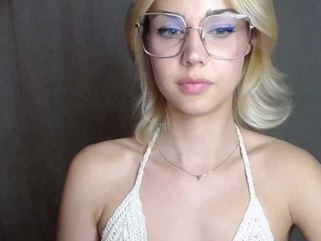 相片 lexieSpicy Sweet and yet dang naughty ;) #innocentface #sweet #petite #glasses #fetish #natural #shorthair #domina #teaser #cfmn #joi #cei #cbt #sph #cucktraining