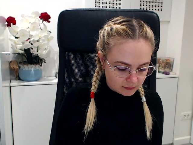 相片 LexyTyler Lush on! Broadcasting from my boss office :) so shhhhh #blonde #lushon #shh #onlyfullprivateson #makemecum #glasses