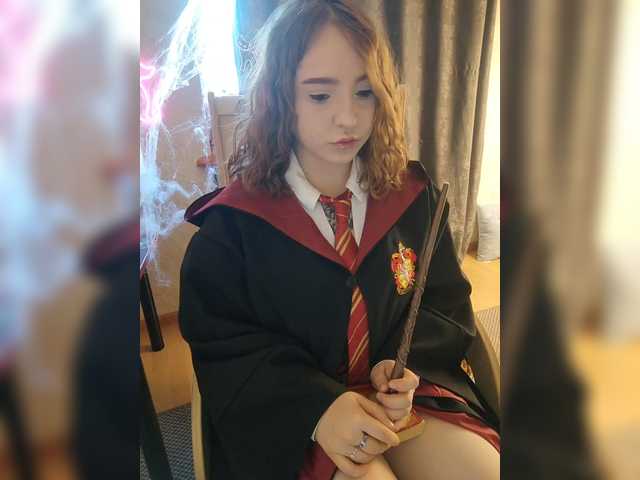 相片 LittleDelora Welcome to my Hogwarts, this Halloween I will be dressed as Hermione with a wand that shoots fire. Come in and we’ll learn spells together) P.S. I’m only a 1st year student @total countdown @sofar collected @remain left until the show starts!