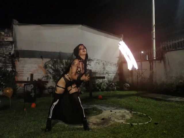 相片 Lucie-Ribas Welcome Fire Show When the room is full ♥ Do not forget to follow and help me give more shows! Thanks for all support | Goal Fire Show: 986