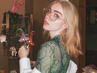 色情视频聊天 LucyVirgin