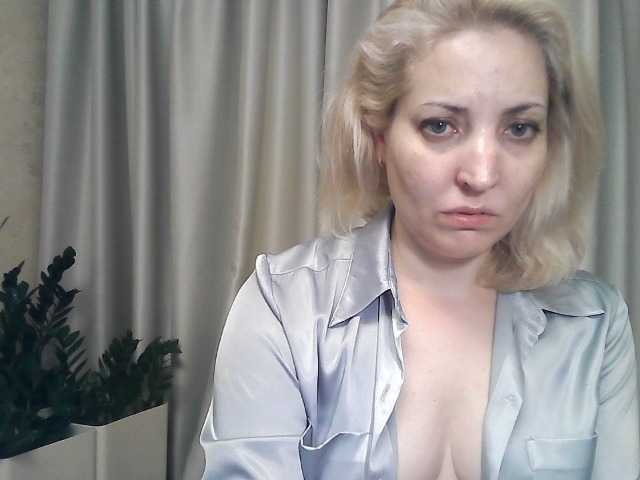 相片 mariska-kiska look at camera 25, show nipple 20, show breast 40, open pussy 50, open ass 70, undress and show my holes 100 tokens