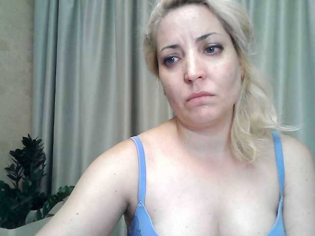 相片 mariska-kiska look at camera 25, show nipple 20, show breast 40, open pussy 50, open ass 70, undress and show my holes 100 tokens