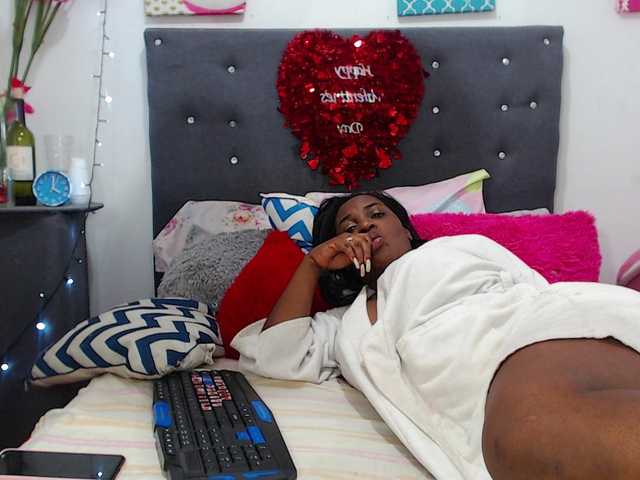相片 miagracee Welcome to my room everybody! i am a #beautiful #ebony #girl. #ready to make u #cum as much as you can on #pvt. #sexy #mature #colombian #latina #bigass #bigboobs #anal. My #lovense is #on! #CAM2CAM #CUMSHOW GOAL