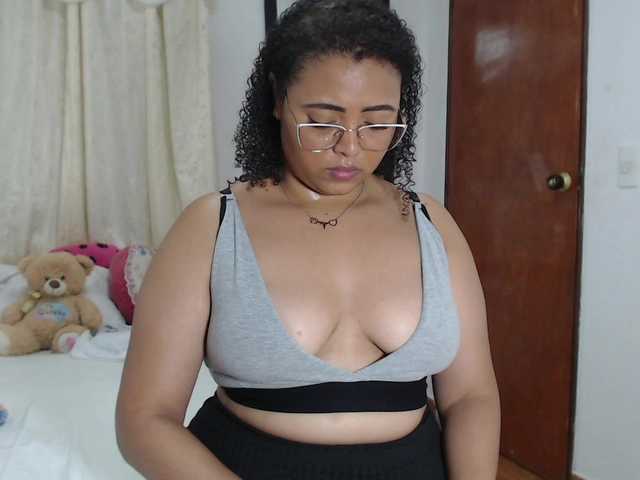 相片 MichelDemon hey guysss come and enjoy a while with me VIBE TOY ON make my pussy wet #latina #squirt #bigboobs