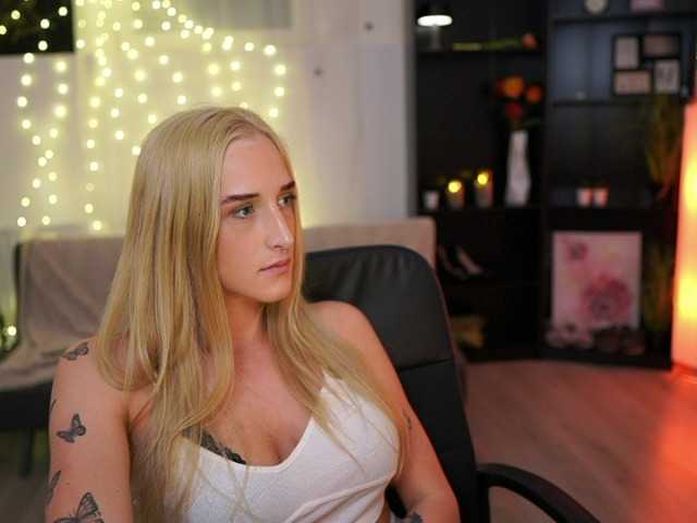 相片 NicoletteShea01 Still new here, come and taste my juicy titties :)