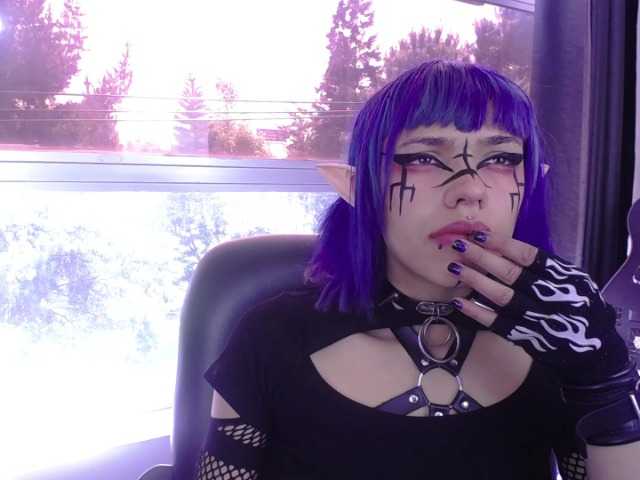 相片 PhychomagcArt Welcom me room!! come and play with this goth girl, but very slutty, do you want to come and taste her squirt and cum?