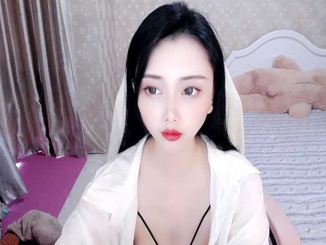 相片 qiqi-- Hey guys! I'm a new girl on here so please be gentle and let's get to know each other first before we get to action^^