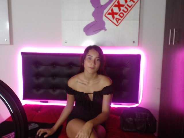 相片 TinnySofi18 Hi, it's my first day, I hope for your collaboration, I follow your advice #latina #skinny #feet #young #daddy #New