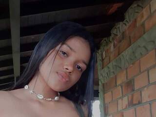 色情视频聊天 Tiny-Annie