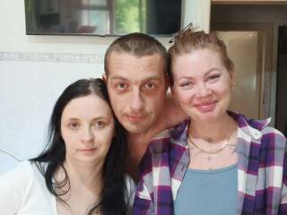 色情视频聊天 Triopara