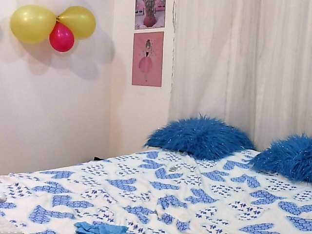 相片 valeriiaa-hot hi guys welcome to my room play with me #anal #squirt #lovense #pantyhose #teen #bigboobs
