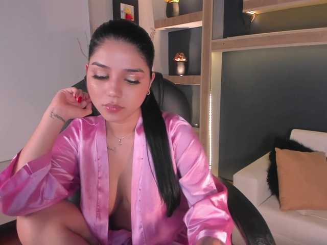 相片 VictoriaLeia beautiful latina with hot pussy for you to make her reach orgasm IG: Victoria_moodel♥ Striptease♥ @remain tks left